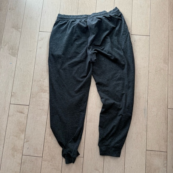 Vuori Women’s Performance Jogger Sweatpants - Picture 5 of 8